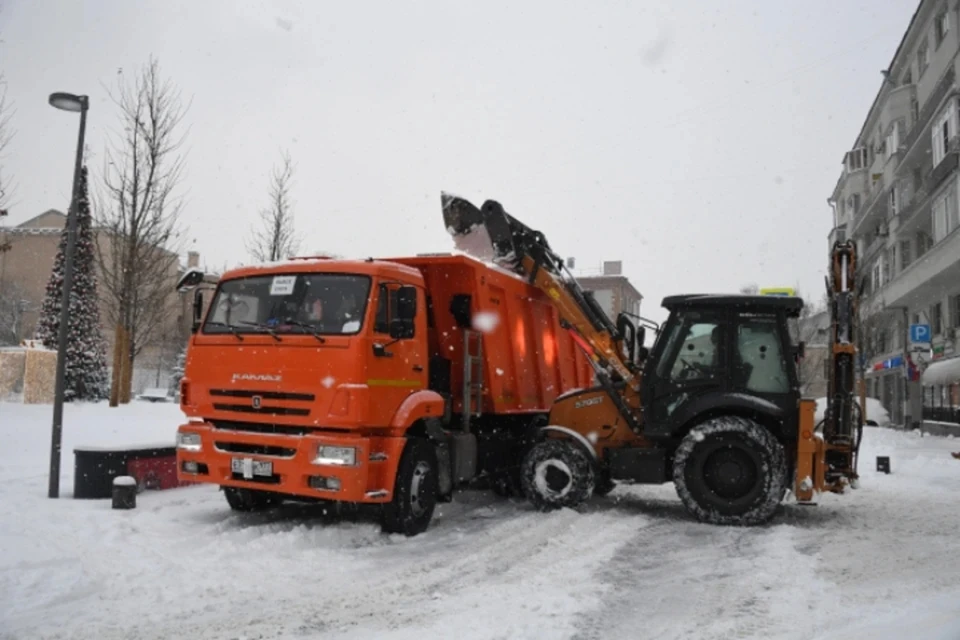 Немалая часть работ - очистка городских улиц от снега.