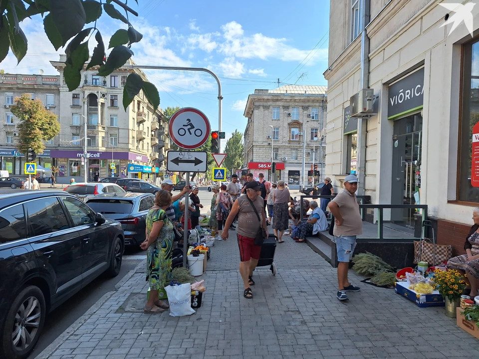 Торговля на тротуаре - привычное в Кишиневе явление. Фото: "КП"