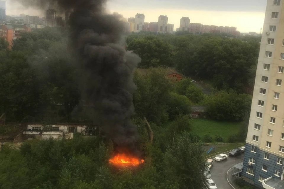 Заброшенное здание в Октябрьском районе Новосибирска охватил пожар. Фото: предоставлено Максимом Ахметовым.