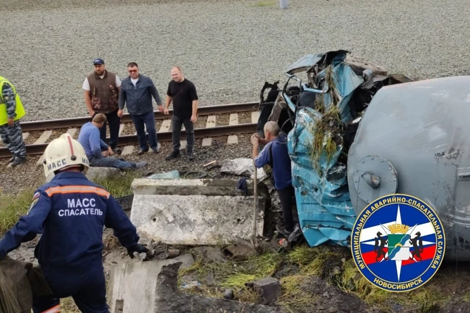 В Новосибирске произошло ДТП с ассенизаторской машиной из-за отказа тормозов. Фото: Спасатели МАСС.