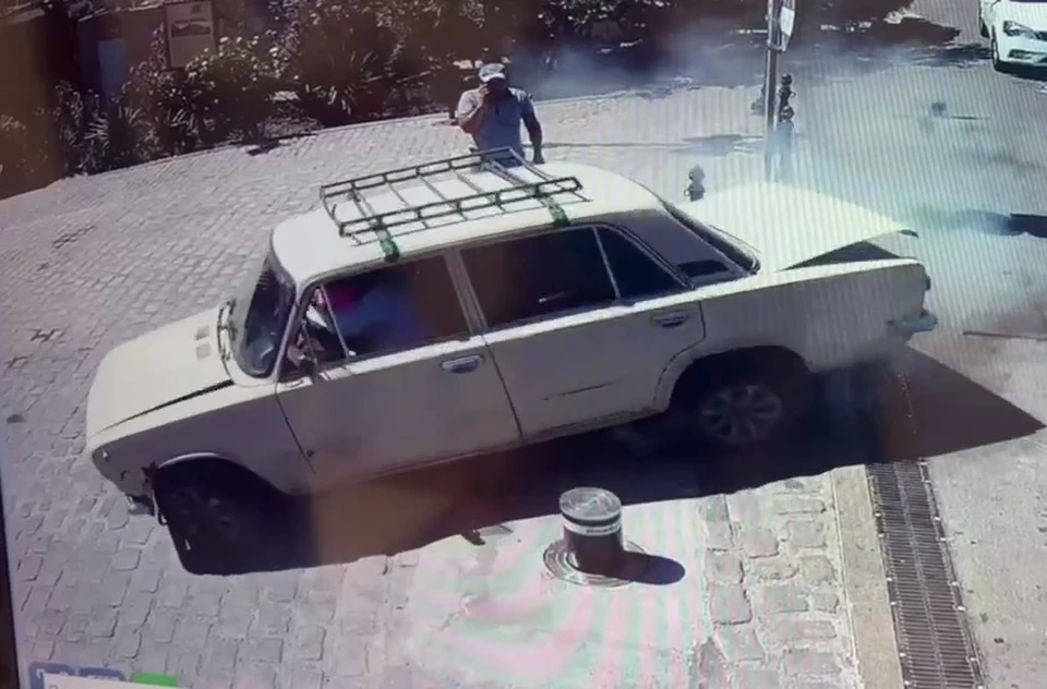 В результате пострадала машина и выдвижной боллард. Фото: кадр из видео администрации Ялты
