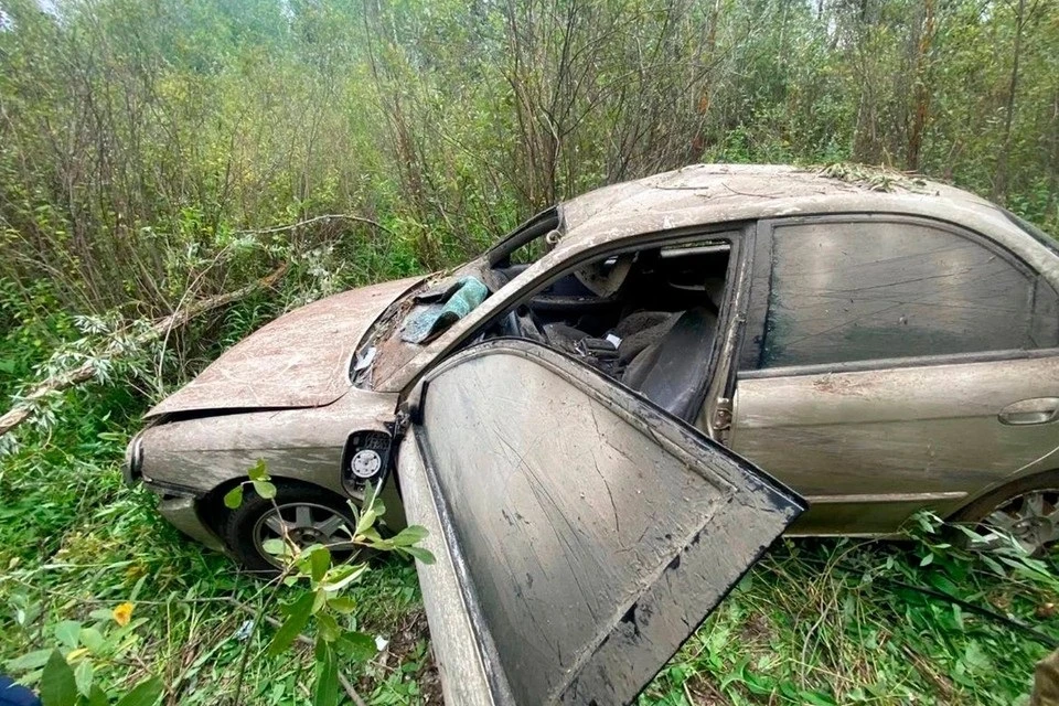 Автомобиль оказался в овраге в густых зарослях. Фото: предоставлены семьей Игоря