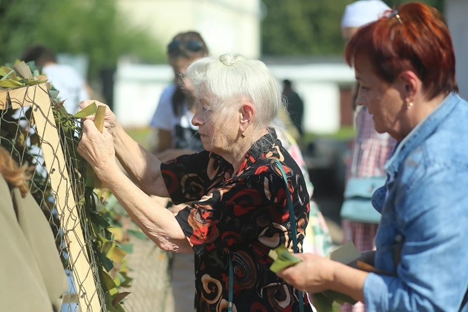 Плели маскировочные сети и дети, и взрослые. ФОТО: Крестовоздвиженский храм