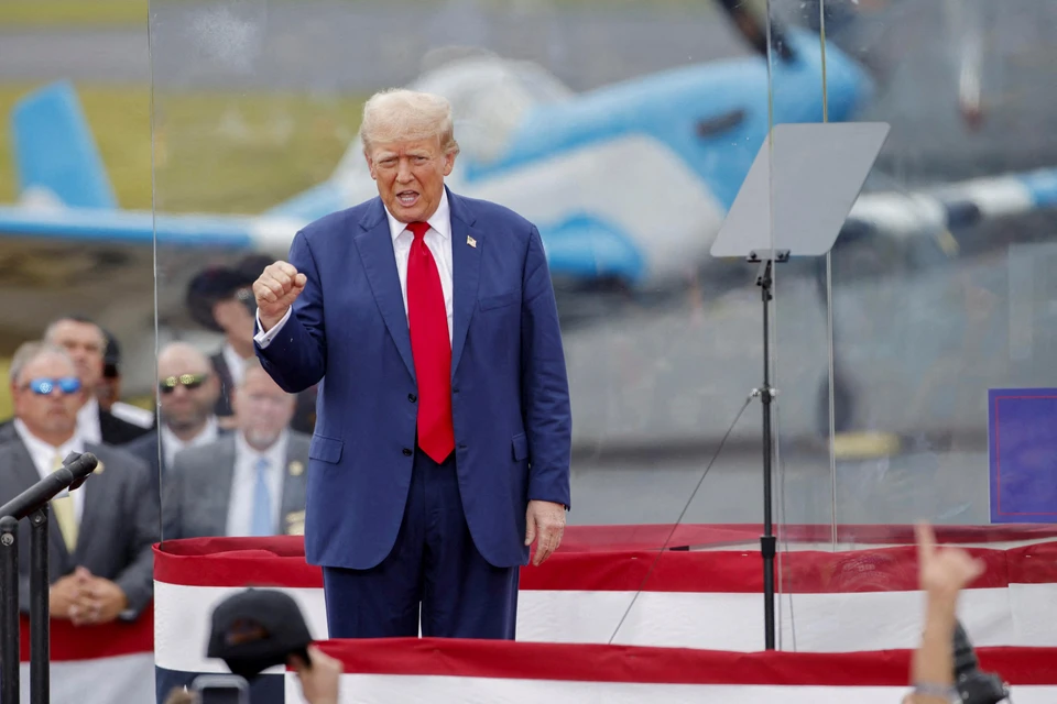Дональд Трамп начал выступать на публике под пуленепробиваемым стеклом