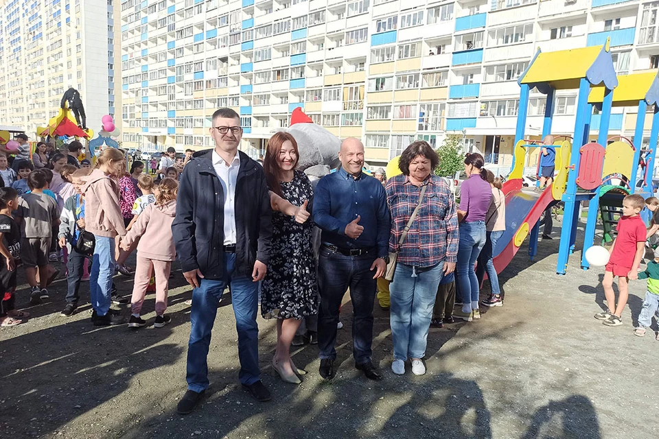 Благодаря Александру Тарасову (в центре) у детей теперь есть спортплощадка.