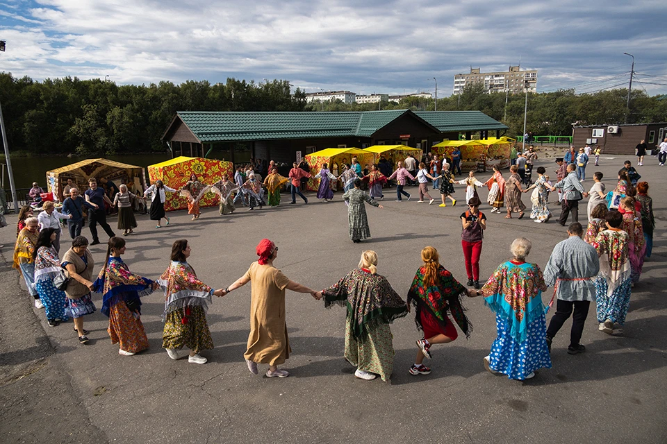 Участниками «космического» хоровода стали более сотни северян.