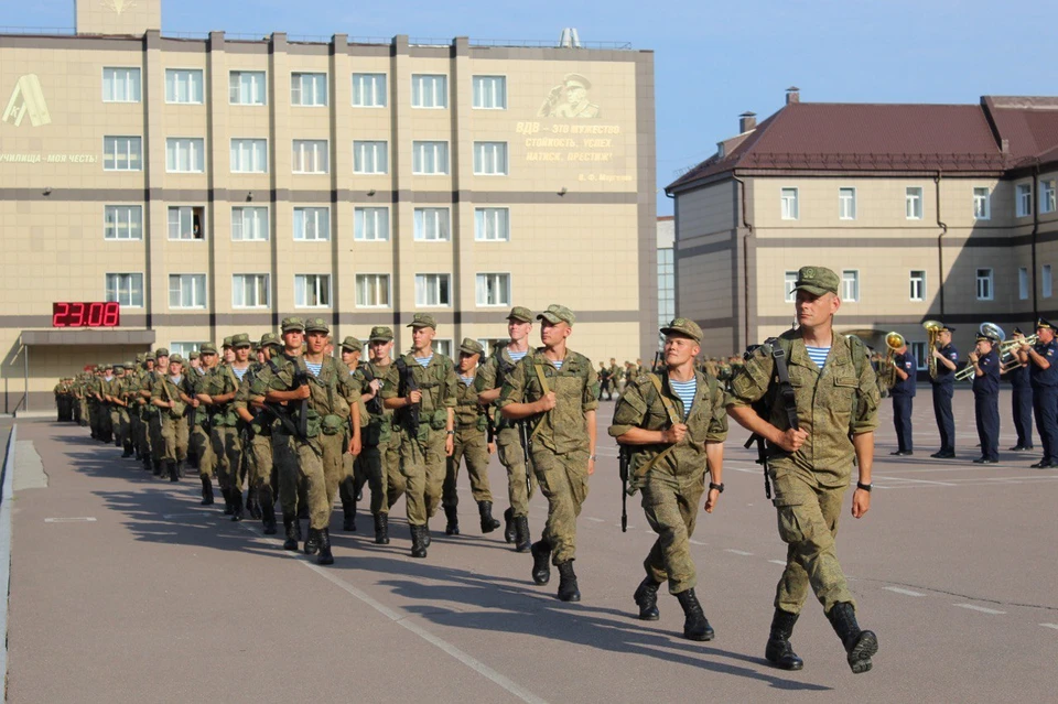 В РВВДКУ вручили погоны более 700 первокурсникам