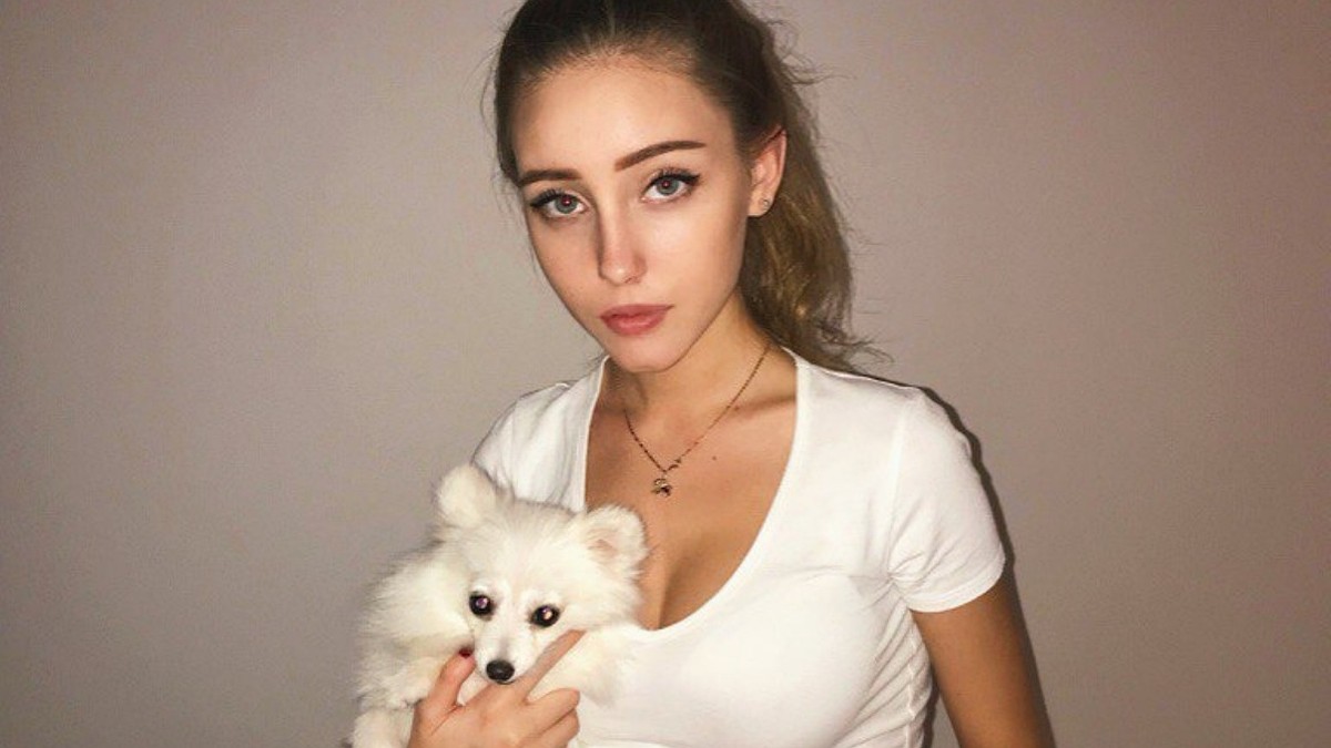 Жетілген әйелдің жалаңаш суреті Университетте Кристинамен жыныстық қатынас