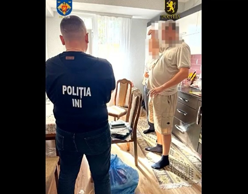 В ходе обысков у подозреваемого нашли контракты, подтверждающие его причастность к афере. Фото:скриншот видео