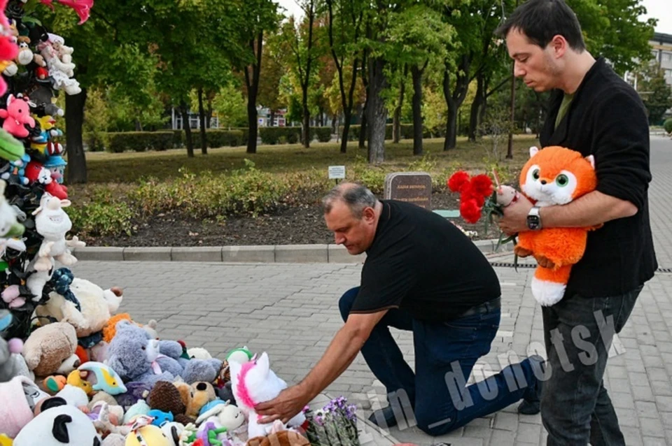 Во время визита в Донецк Родион Газманов посетил Аллею ангелов. Фото: ТГ/Кулемзин