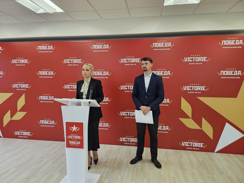 Депутат Марина Таубер и председатель молодежного крыла блока Юрий Витнянский провели брифинг.