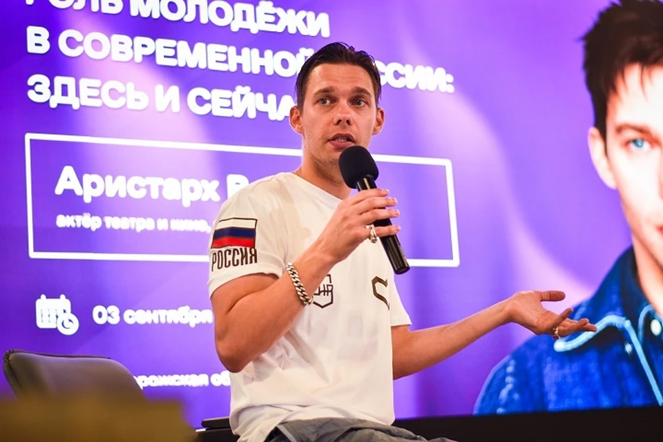 В Запорожской области прошло выступление актера театра и кино, продюсера Аристарха Венеса. ФОТО: пресс-служба российского общества "Знание"