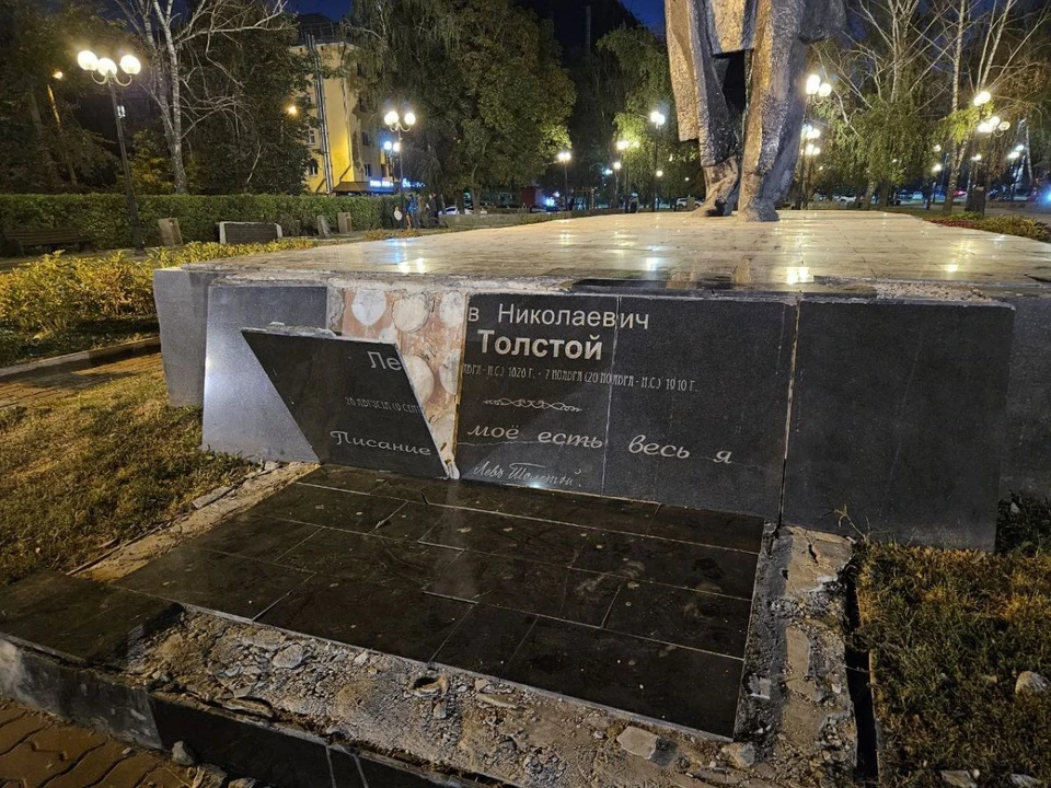 Не дожил до ревитализации: у памятника Льву Толстому в Туле откололись плиты: Фото: «Бренды России».