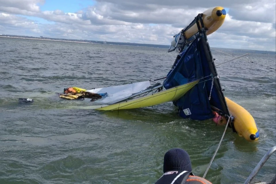 В Новосибирске на Обском море перевернулось парусное судно с двумя мужчинами. Фото: Муниципальная аварийно-спасательная служба