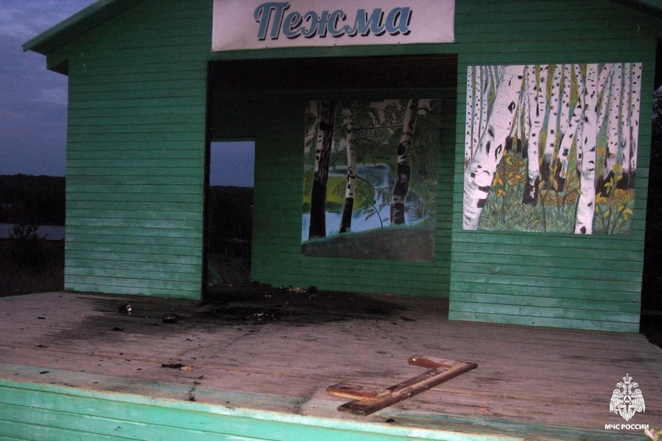 Сельчане едва не остались без сцены.