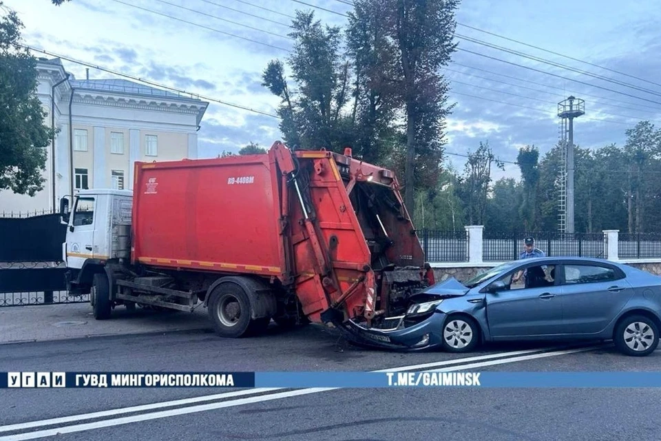 В Минске на Куйбышева водитель автомобиля Kia врезался в мусоровоз. Фото: телеграм-канал УГАИ ГУВД Мингорисполкома