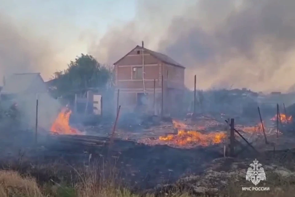 В пожаре в СНТ "Задонье" сгорели 15 строений. Фото: ГУ МЧС по Ростовской области