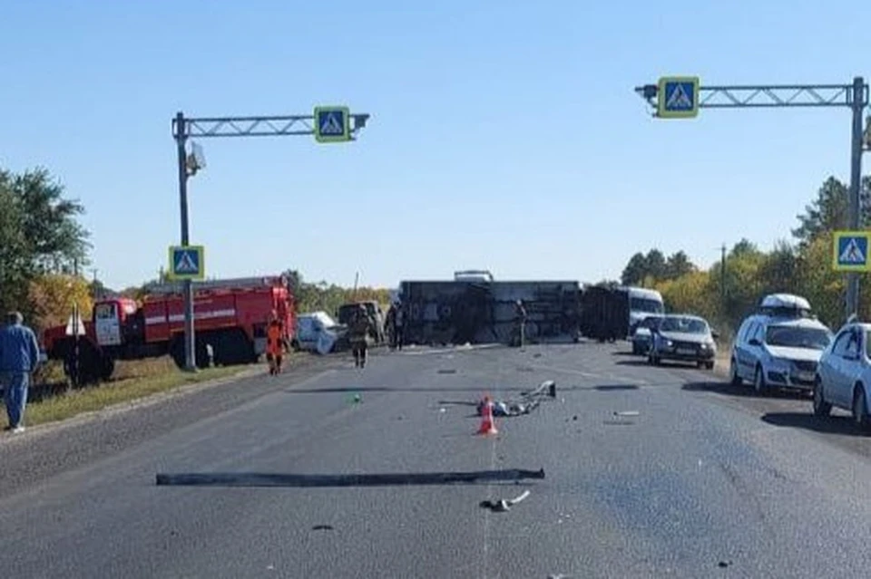 Водитель и пассажир из легковых автомобилей получили травмы.