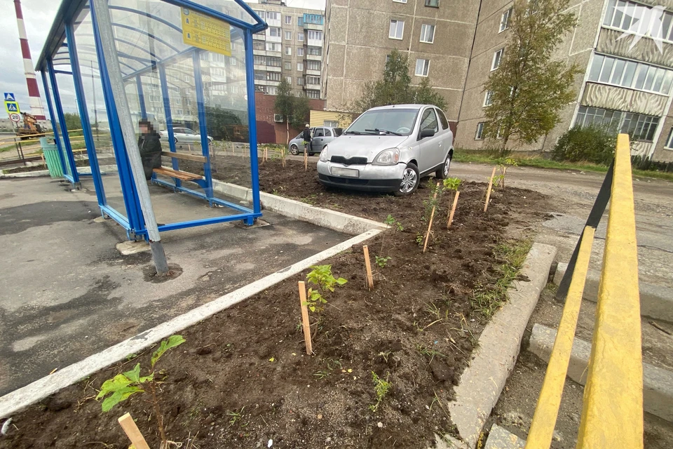На конечной автобуса № 18 в Мурманске «Улица Фадеев Ручей» заметили номинанта на звание самой наглой парковки.