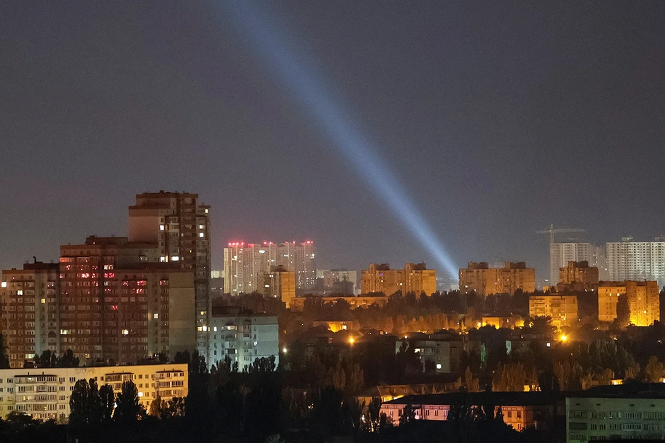 Военное время вошло в жизнь киевлян, как нож в масло.