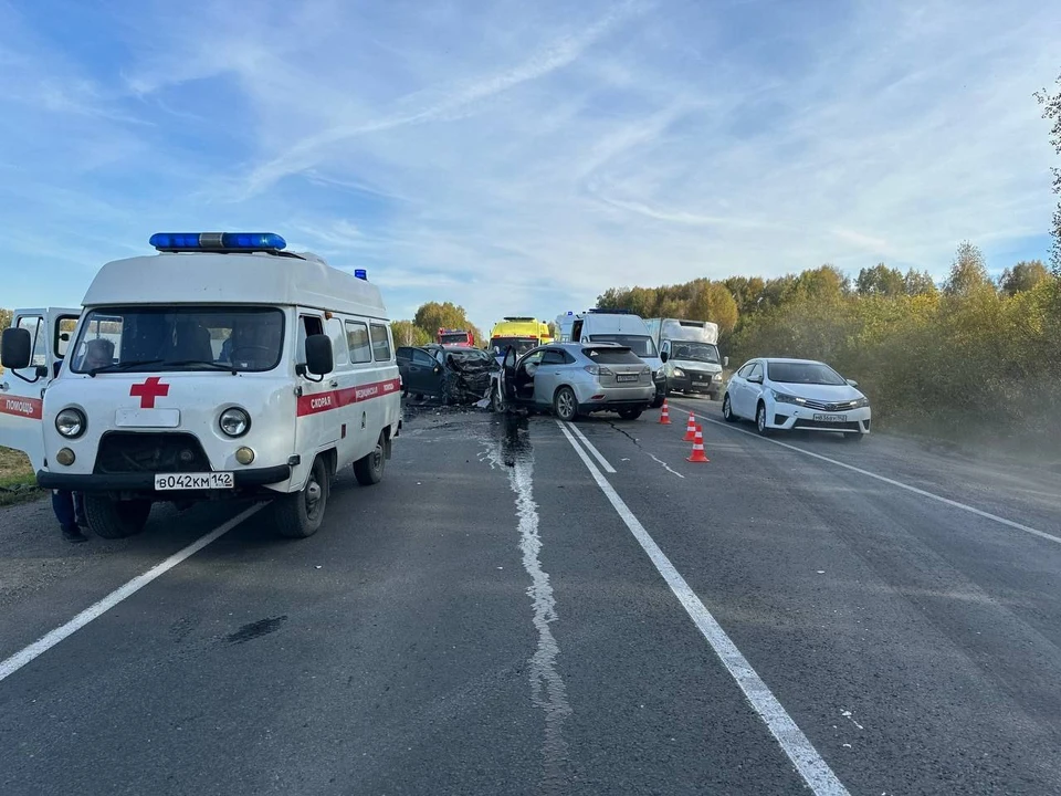 Травмы получил водитель Lexus и пассажиры двух иномарок. Фото: ГАИ Кузбасса