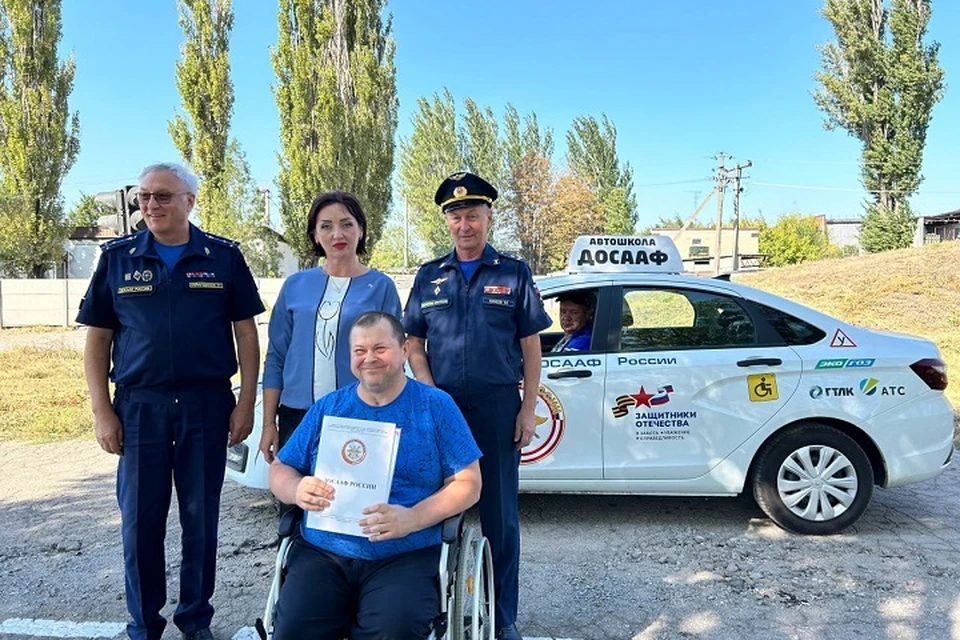 Ветераны ДНР учатся водить автомобиль с ручным управлением. Фото: t.me/fond_ZO_DPR