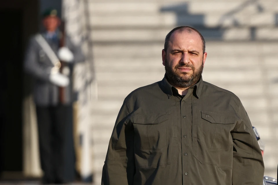 Глава украинского минобороны Умеров признал, что Киев согласовывает с Западом операции ВСУ.