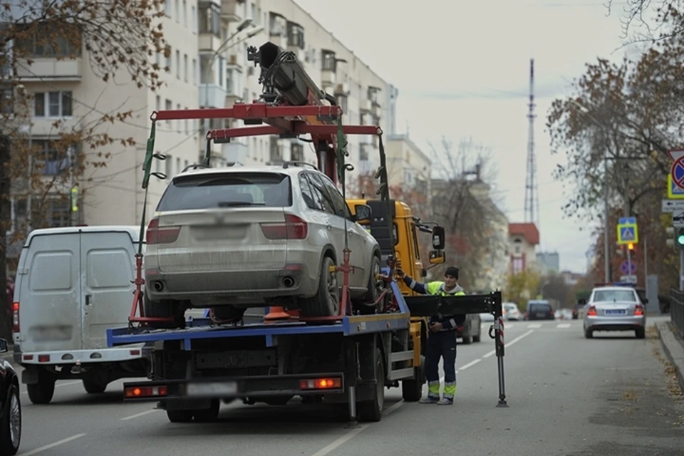 Женщина пожаловалась, что эвакуаторщики увеличили цену в пять раз.