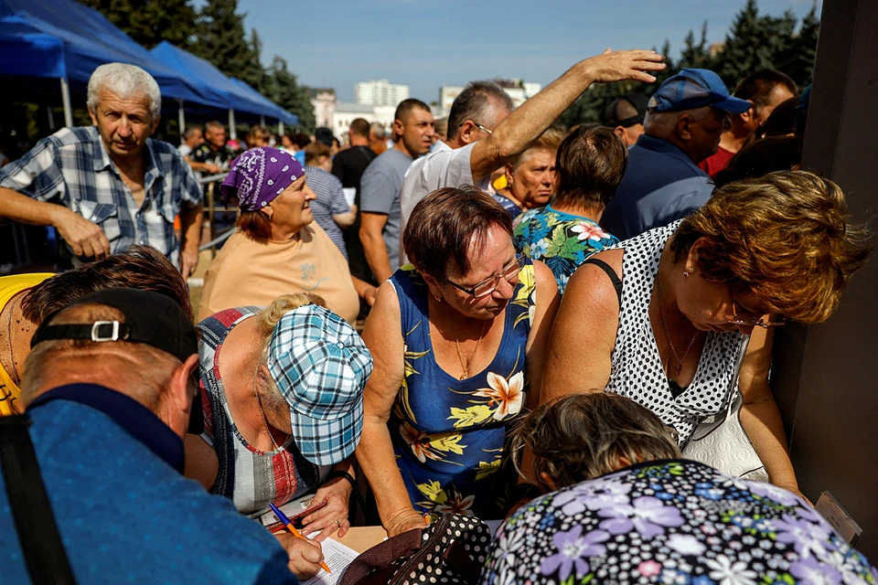 По данным докладчиков, в пунктах временного размещения беженцев следователями допрошены и признаны в качестве потерпевших более восьми тысяч жителей Курской области