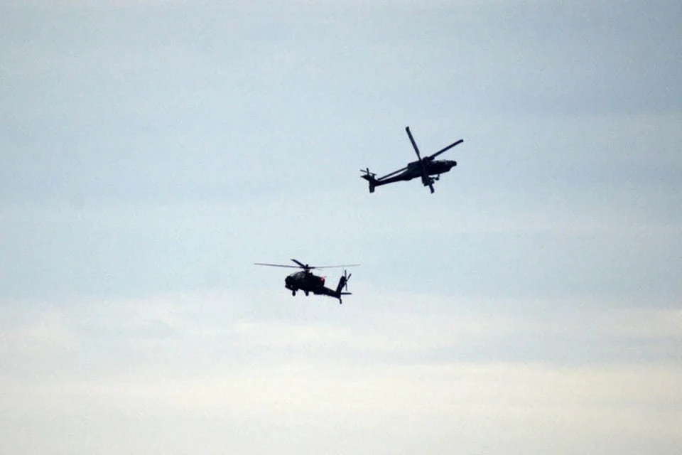Вертолет готовится к вылету для поиска Robinson 44 в Архангельской области