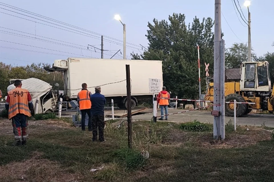 Водителя грузовика деблокировали и передали медикам. Фото: ДПЧС по Ростовской области.