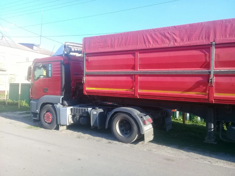 В Белгородском районе в селе Черемошное грузовой автомобиль подвергся атаке дрона ВСУ.