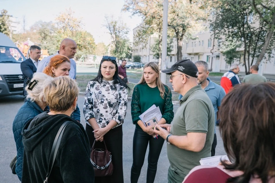 Моргун провел встречу с жителями Жовтневого района Мариуполя. Фото: ТГ/Моргун