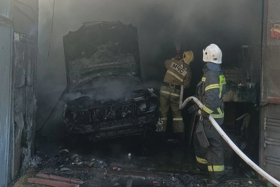 В Луганске на улице Радиусная 4 октября в 8:12 в гараже частного двора из-за короткого замыкания электропроводки горела машина Mercedes benz. Фото - МЧС ЛНР