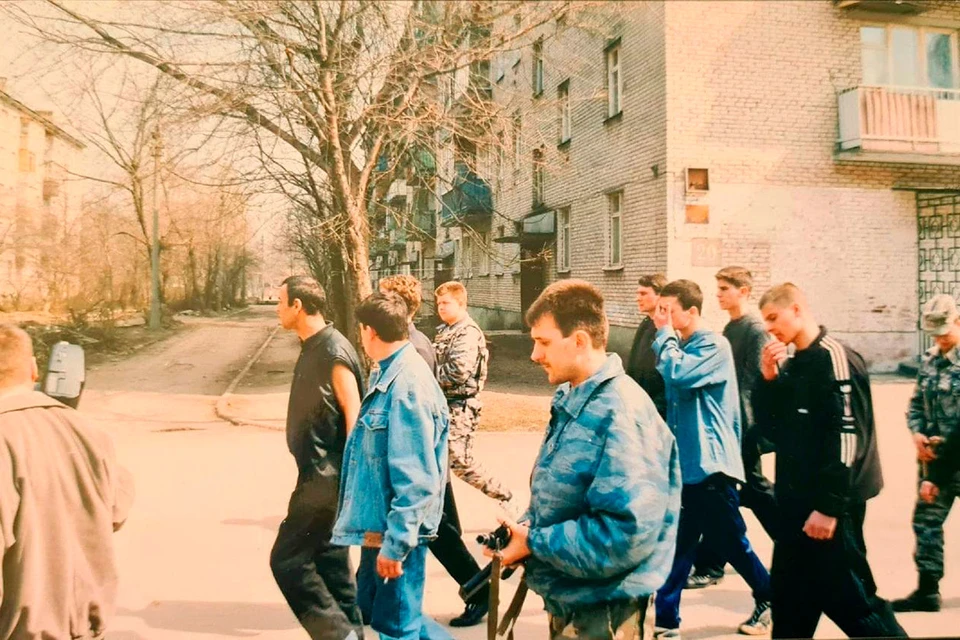 Даже на следственном эксперименте главаря банды Николая Капущу сопровождал конвой с автоматами. Фото: архив Игоря Бушманова.