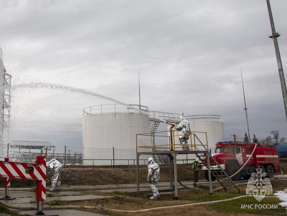 Нефтебаза в Феодосии горит с 7 октября. Фото: ГУ МЧС России по РК в ТГ