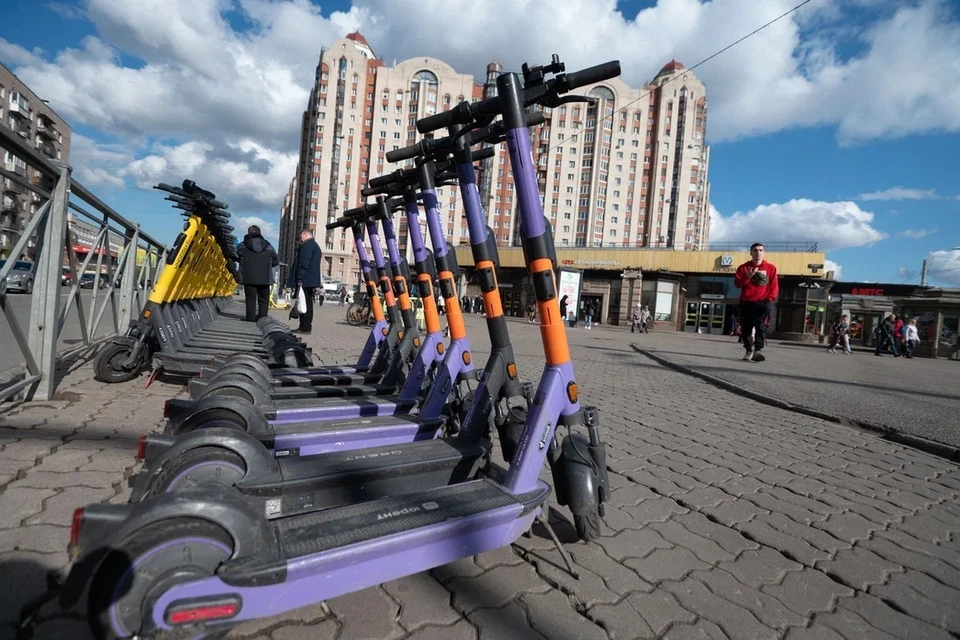 8,5 тысячи аккаунтов самокатчиков заблокировали в Петербурге с начала сезона.