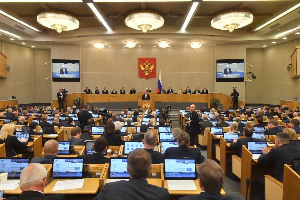 РБК: В Госдуме хотят лишить двух депутатов должностей и мандатов