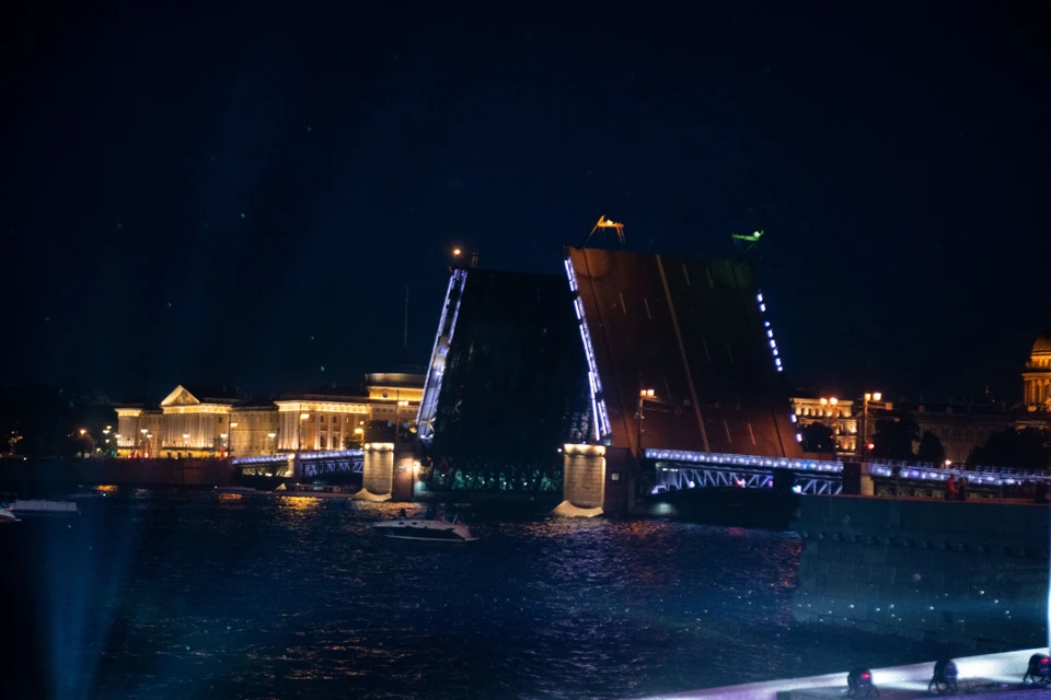 Дворцовый разводной мост в санкт-петербурге. Достопримечательности питера разводные мосты. Наплавной дворцовый мост. Разводной мост в санкт-петербурге дворцовый мост. Мосты которые разводят в питере.