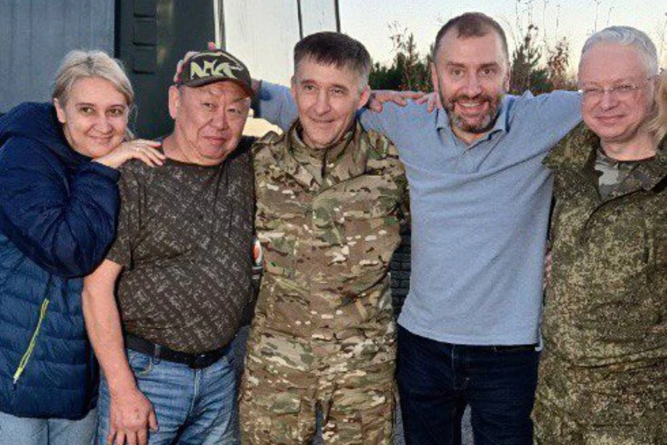 Часть гуманитарной помощи доставлена в военный госпиталь и часть, где служат экс-министр здравоохранения Алексей Шелехов и мэр Катангского района Сергей Чонский.