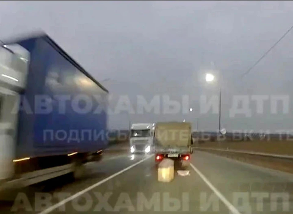 На трассе М-2 в районе тульских Барсуков чуть было не произошла авария из-за рассыпавшихся коробок. Фото: «Автохамы и ДТП. Тула».