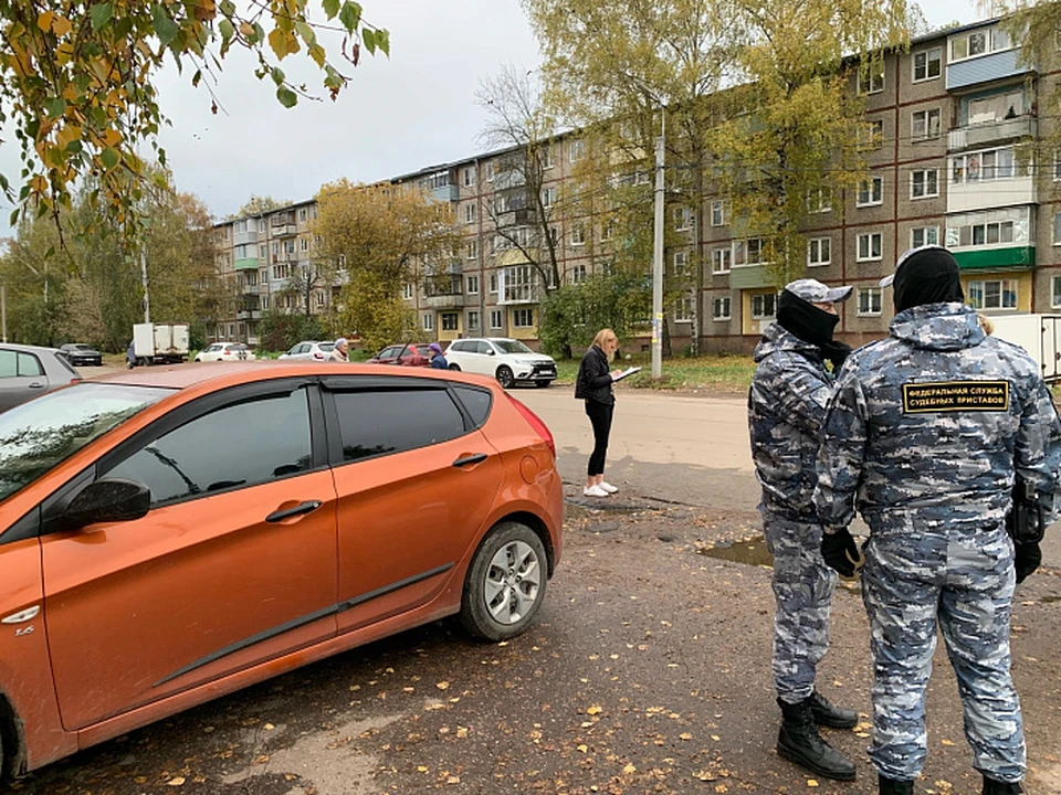 Все три автомобиля были арестованы в присутствии понятых и эвакуированы на специализированную стоянку. Фото: УФССП