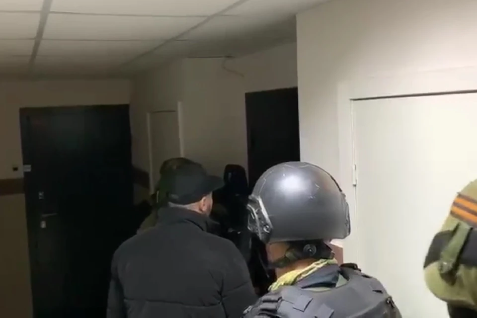 В Новосибирске задержали любителя шампанского, прострелившего грудь оппоненту. Фото: стоп-кадр с видео ГУ МВД по Новосибирской области