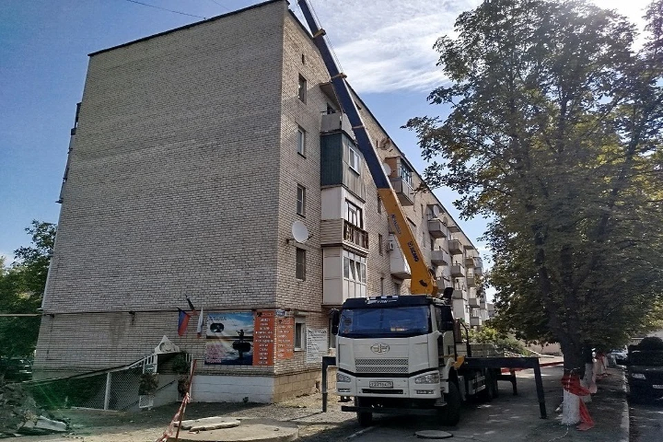 Ремонт кровель силами шеф-региона Еврейской автономной области в Амвросиевском муниципальном округе. Фото: Минстрой ДНР