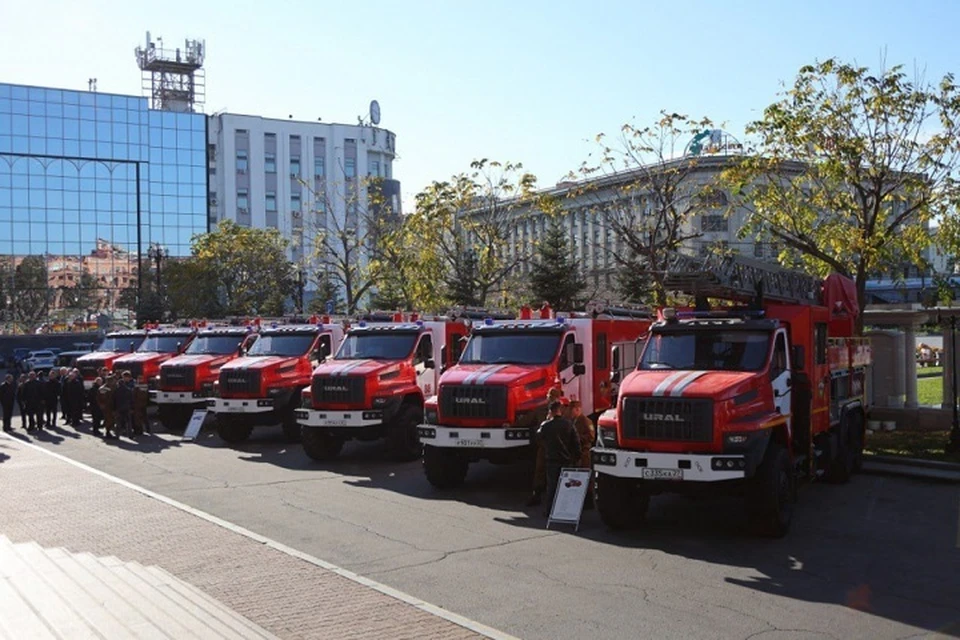 Спасатели получили семь автоцистерн и два автомобиля УАЗ. Фото: Антон Шевченко