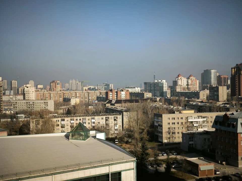 Над Новосибирском с утра нависло тёмное облако смога.