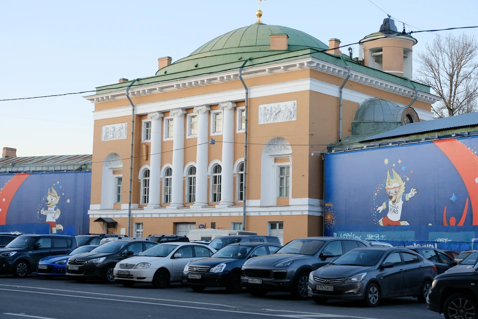 Сейчас на Конюшенной площади действует платная парковка, входящая в МО Дворцовый округ.