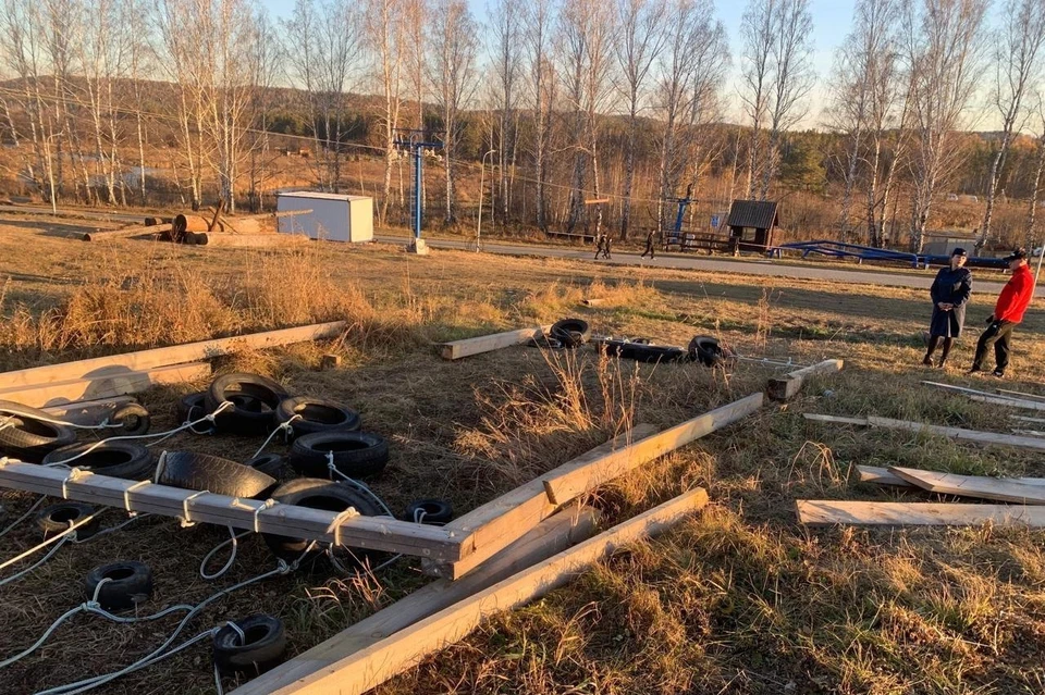 Деревянное сооружение рухнуло, когда девочка залезла на него. Фото: прокуратура Миасса