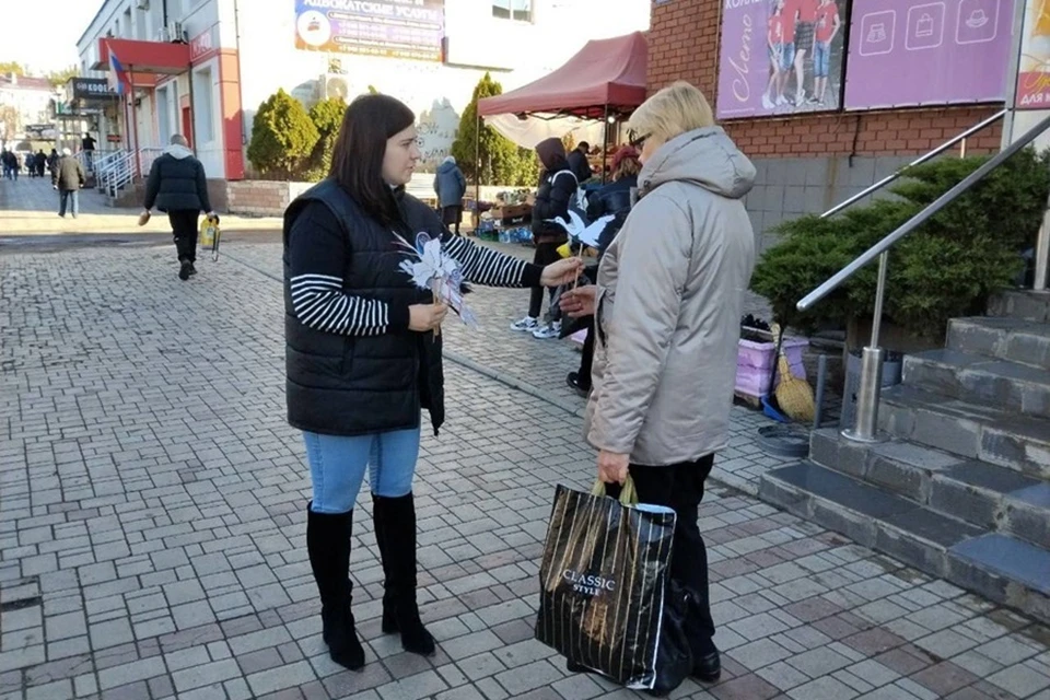 На улицах Макеевки ДНР прошла акция «Белые журавли». Фото: ОД ДР Макеевка