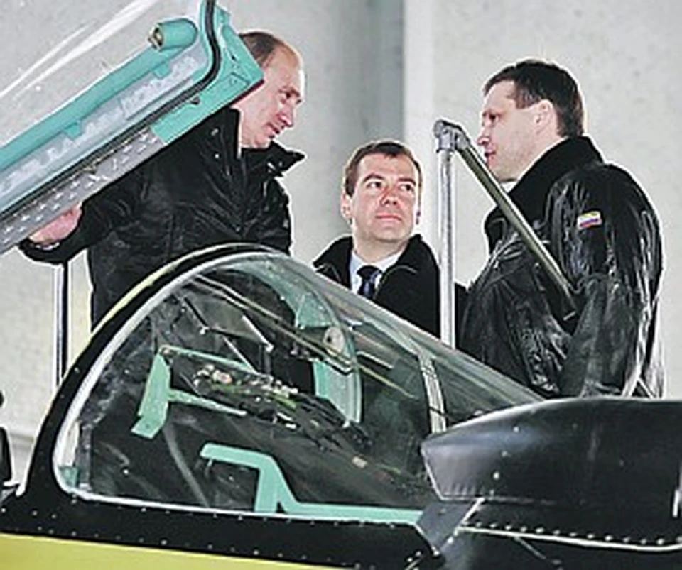 Летчик-испытатель Сергей Богдан рассказал Владимиру Путину и Дмитрию Медведеву о новом Су-35: «Мощный, взлетает как ласточка!»